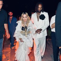 Hari istimewa Madonna juga dimeriahkan oleh pacar brondong barunya, Akeem Morris. Dalam beberapa foto, mereka terlihat lengket. Pria itu disebut 37 tahun lebih muda dari Madonna. Ia pertama kali sempat muncul di pemotretan Madonna untuk majalah Paper edisi Agustus 2024. Pria 28 tahun itu berasal dari Jamaika dan berprofesi sebagai pemain bola. Foto: Instagram @madonna