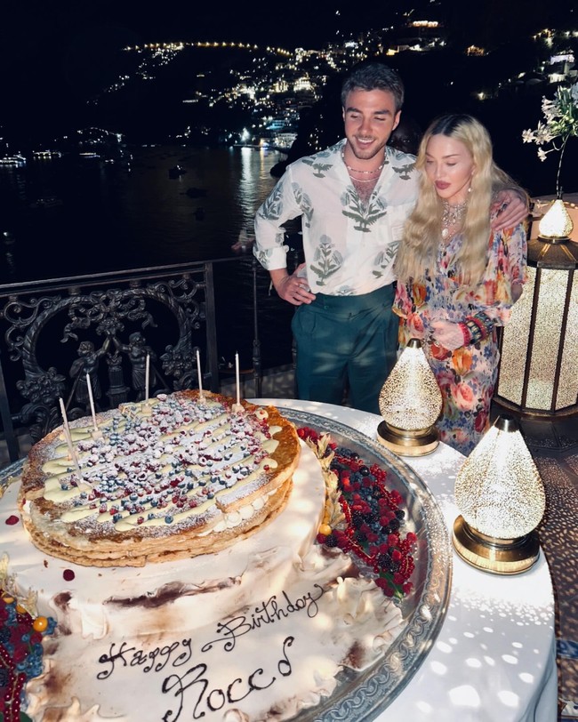 Dalam kesempatan itu, Madonna juga sekaligus merayakan ulang tahun Rocca Ritchie yang ke-27. Foto: Instagram @madonna