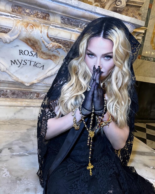 Madonna baru saja memperingati pertambahan usianya yang ke-66. Penyanyi AS tersebut merayakannya secara spesial di Italia. Tidak sendirian, Madonna membawa serta orang-orang terdekat, termasuk anak dan pacar. Foto: Instagram @madonna