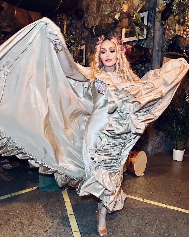 Madonna mengungkap keseruan pesta ulang tahunnya yang sempat bikin heboh. Sebelumnya ia diduga menggelar makan malam mewah di amfiteater Pompeii yang merupakan salah satu situs warisan dunia. Penyanyi Like A Virgin itu disebut mengundang 500 tamu untuk menikmati jamuan di sana tapi kenyataannya tidak demikian.  Foto: Instagram @madonna