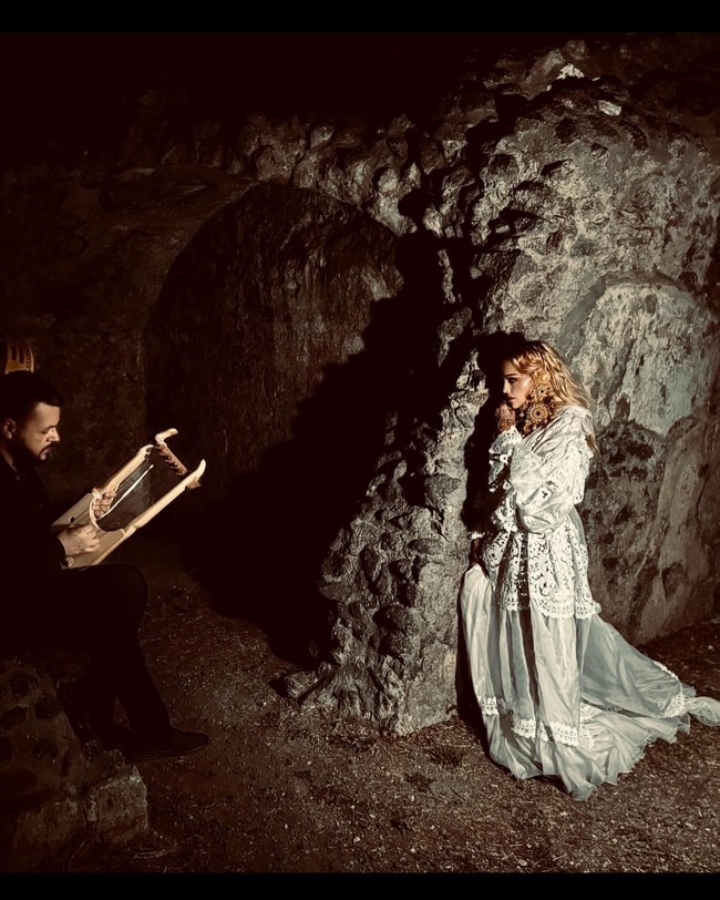 Dilansir AP, Pemerintah setempat mengelak laporan tersebut dan memastikan bahwa ia hanya mampir untuk menikmati tur. Foto: Instagram @madonna