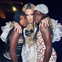 Mantan istri sutradara Guy Ritchie itu pun memamerkan kebersamaan dengan orang-orang terdekat. Salah satu fotonya memperlihatkan momen dengan anak-anak Foto: Instagram @madonna