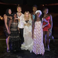 Madonna diketahui memiliki dua anak biologis dan empat anak angkat. Semuanya hadir, termasuk sulungnya, Lourdes Leon yang dikenal sebagai model dan penyanyi. Selain Lourdes, anak Madonna lain yang merayakan ultah ibunya adalah Rocco, putranya dari hasil pernikahan dengan Guy Ritchie, ada juga David Banda, Mercy, juga kembar Stella dan Estere yang diadopsi dari Malawi.Foto: Instagram @madonna