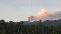 Viral Pendaki Gunung Dukono Tanpa Izin Berlarian Dari Puncak Saat Erupsi