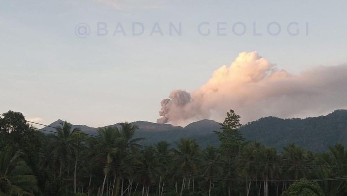 Kekacauan Mengguncang Puncak Gunung Dukono Saat Para Pendaki Ilegal Melarikan Diri dari Letusan