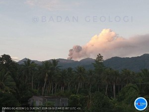 Viral Pendaki Gunung Dukono Tanpa Izin Berlarian dari Puncak Saat Erupsi