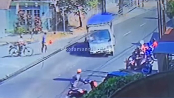Viral kecelakaan antara sepeda onthel dengan truk di Tambakan, Muntilan, Kabupaten Magelang.
