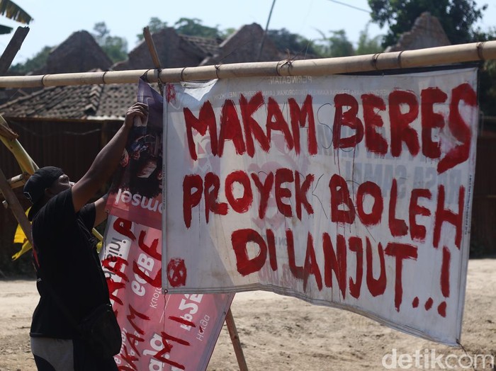 Warga Padukuhan Bantulan, Seyegan, Sleman, meminta pihak tol Jogja-Bawen segera merelokasi makam yang bakal terdampak tol, Selasa (20/8/2024).