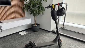 Xiaomi Electric Scooter 4 Lite (2nd Gen) dibanderol Rp 6,5 juta. Khusus pembelian hingga Oktober 2024 dikenakan harga Rp 5,999 juta bonus helm dan tas penyimpanan. Foto: Adi Fida Rahman/detikINET