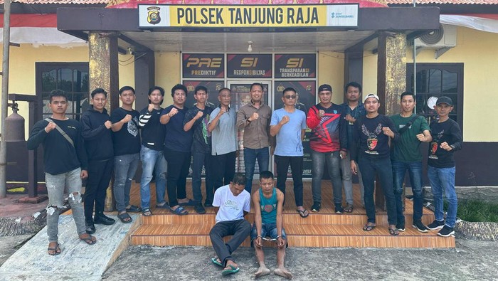 Dua begal sadis bersenjata api yang melukai seorang sopir pikap di Sungai Pinang, Ogan Ilir ditangkap Reskrim Polsek Tanjung Raja. Mereka diringkus di kediaman masing-masing di Ogan Ilir.