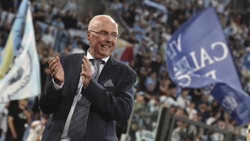 OLIMPICO STADIUM, ROME, ITALY - 2024/05/26: Former SS Lazio coach Sven-Goran Eriksson greets fans  before the Serie A football match between SS Lazio and US Sassuolo. Lazio and Sassuolo drew 1-1. (Photo by Antonietta Baldassarre/Insidefoto/LightRocket via Getty Images)