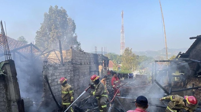 3 Rumah di KBB Ludes Dilalap Si Jago Merah