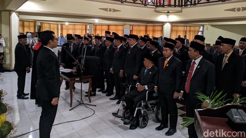 45 Anggota DPRD Lombok Barat diambil sumpah jabatan di gedung DPRD Lombok Barat, Rabu siang (21/8/2024). (Ahmad Viqi/detikBali)