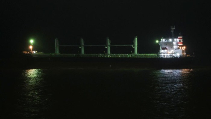 Ada Dugaan Kasus Mpox, Argentina Karantina Kapal Kargo Liberia A Liberian-flagged cargo ship is anchored after Argentine authorities quarantined it on the Parana River over a suspected case of mpox onboard, according to the government, in San Lorenzo, Argentina August 20, 2024. REUTERS/Tomas Cuesta