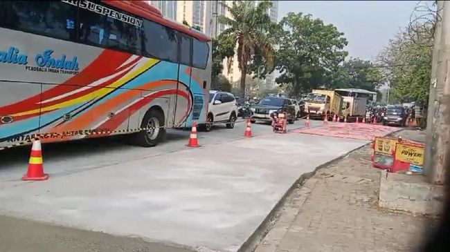 Ada Pengecoran Jalan, Lalin di Lampu Merah Daan Mogot Jakbar Macet