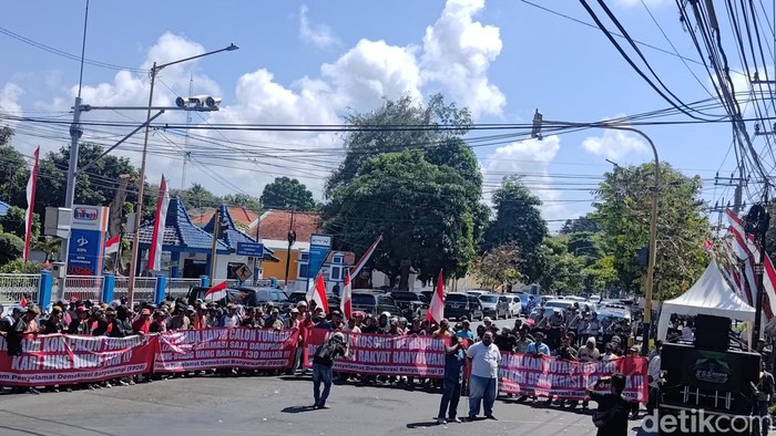 Aksi protes mewarnai pelantikan anggota DPRD Banyuwangi