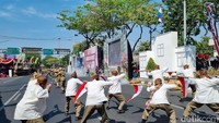 Aksi teatrikal menceritakan perjuangan Polri dalam membantu melawan penjajah (Foto: Esti Widiyana/detikJatim)