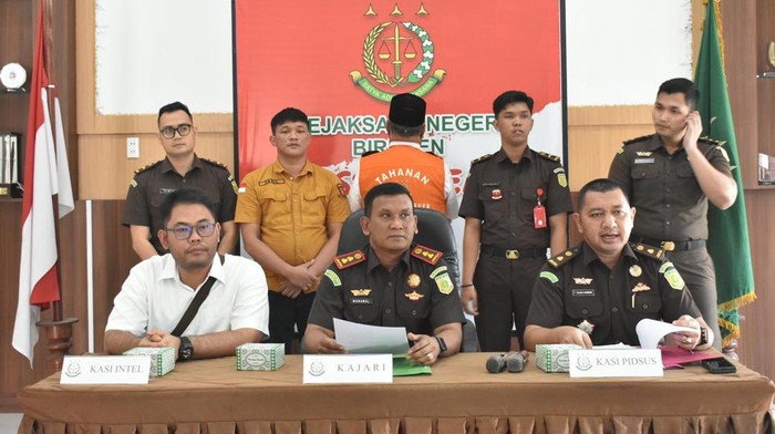 Anggota DPR Bireuen ditahan jaksa karena diduga korupsi dana simpan pinjam. (Foto: dok Kejari Bireuen)