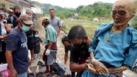 Ritual Manene atau pergantian pakaian jenazah tersebut telah dilakukan turun temurun oleh masyarakat Suku Toraja.