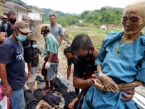 Antusias Bule Lihat Ritual Ganti Baju Jenazah di Toraja