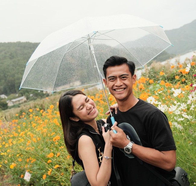 Karena jarang pamer kemesraan, momen kemesraan pasangan yang menikah di Masjid Indonesia Tokyo itu pun menjadi momen langka yang selalu ditunggu para penggemarnya. Kemesraannya pun kerap bikin netizen ikutan baper. Foto: Instagram@pratamaarhan8
