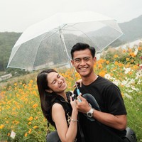 Karena jarang pamer kemesraan, momen kemesraan pasangan yang menikah di Masjid Indonesia Tokyo itu pun menjadi momen langka yang selalu ditunggu para penggemarnya. Kemesraannya pun kerap bikin netizen ikutan baper. Foto: Instagram@pratamaarhan8