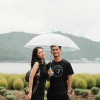 Pernikahan putri politisi Gerindra Andre Rosiade itu berlangsung secara sederhana setahun yang lalu. Hanya keluarga dan kerabat terdekat yang menghadiri acara tersebut. Foto: Instagram@pratamaarhan8