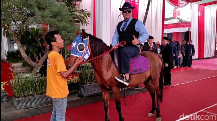Arif Junaidi, anggota DPRD Kota Kediri datang ke pelantikan dengan tunggangi kuda