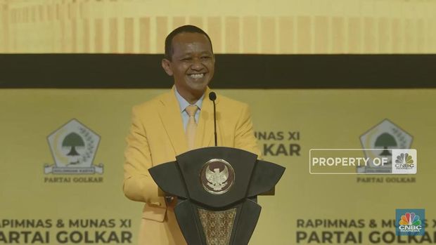 Ketua Umum Partai Golkar, Bahlil Lahadalia menyampaikan rasa hormatnya kepada mantan Ketum Golkar, Airlangga Hartarto saat acara penutupan Munas Golkar di Jakarta Convention Centre pada Rabu (21/8) malam.