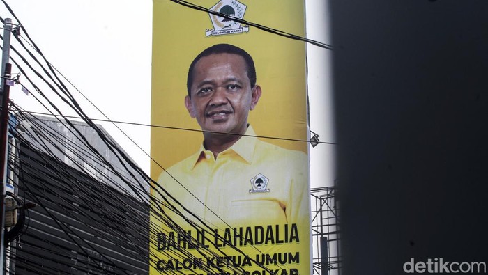Bahlil Lahadalia bakal ditetapkan menjadi ketua umum (ketum) Partai Golkar hari ini. Balihonya muncul di jalanan ibu kota.