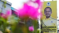 Baliho caketum Golkar Bahlil Lahadalia mejeng di Jalan Sultan Iskandar Muda (Arteri Pondok Indah), Jakarta, Rabu (21/8/2024). Bahlil akan ditetapkan menjadi ketum definitif Golkar menggantikan Airlangga Hartarto.