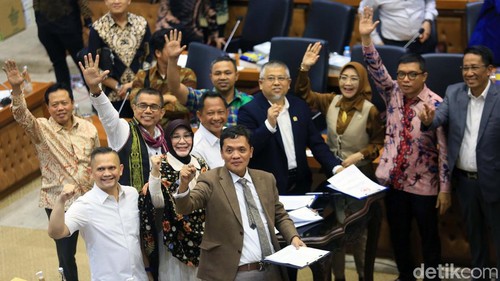 Baleg DPR menyetujui revisi UU Pilkada dibawa ke paripurna terdekat untuk disahkan menjadi undang-undang. Sebanyak delapan fraksi di DPR menyetujui keputusan itu.