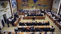 Terdapat dua isu yang menjadi sorotan dalam penyusunan draf RUU Pilkada ini. Tak lain, karena lantaran adanya putusan Mahkamah Konstitusi (MK).  