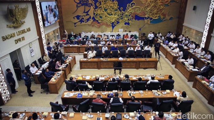 Baleg DPR menyetujui revisi UU Pilkada dibawa ke paripurna terdekat untuk disahkan menjadi undang-undang. Sebanyak delapan fraksi di DPR menyetujui keputusan itu.