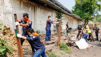 Karena banyaknya pedagang kaki lima untuk masuk akses ke Depo, maka dari itu demi kenyamanan dan kelancaran semua, KAI melakukan penertiban dan pembongkaran bangunan yang berdiri di lahan atau aset KAI, kata Manager Humas KAI Daop 1 Jakarta Ixfan Hendriwintoko dalam keterangan tertulis, Rabu (21/8/2024).