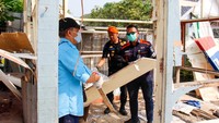 Turut hadir dalam mengawasi pembongkaran dan penertiban tersebut jajaran Kepala UPT wilayah Rangkasbitung, Tim Penertiban Daop 1 jakarta, dan Bhabinkamtibmas dari kepolisian wilayah setempat.