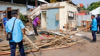 KAI menghimbau jika warga masyarakat mendapati adanya oknum yg sengaja merusak atau berbuat membahayakan keselamatan perjalanan KA atau vandalisme terhadap aset PT KAI Daop 1 Jakarta bisa langsung menghubungi petugas stasiun terdekat atau CC 121.