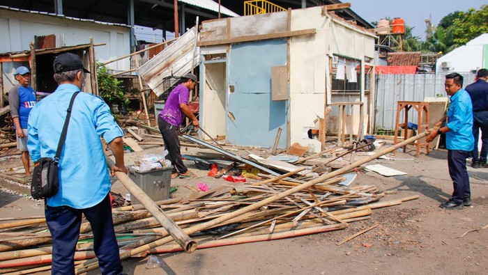 Bangunan Liar yang Halangi Akses ke Depo Rangkasbitung Dibongkar Bangunan liar yang berada disekitar area Depo Rangkasbitung dibongkar oleh PT Kereta Api Indonesia (Persero). Hal ini untu mempermudah akses jalan menuju ke dan keluar dari Depo Lokomotif Rangkasbitung.