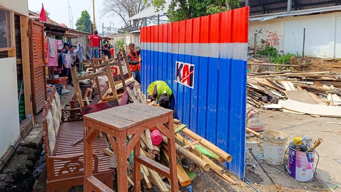 Bangunan liar yang berada disekitar area Depo Rangkasbitung dibongkar oleh PT Kereta Api Indonesia (Persero). Hal ini untu mempermudah akses jalan menuju ke dan keluar dari Depo Lokomotif Rangkasbitung.