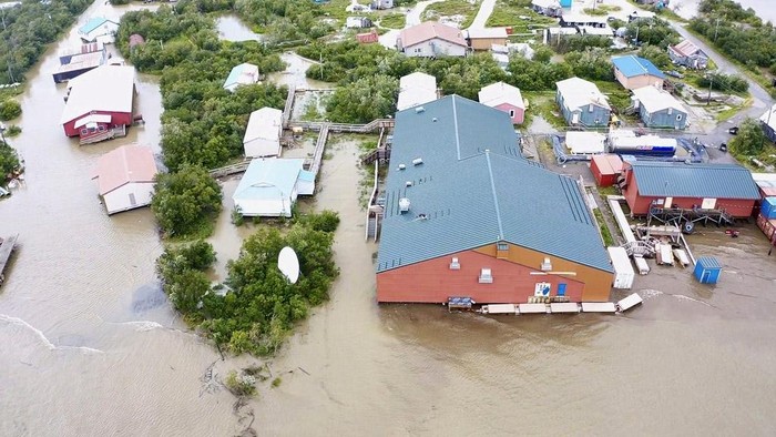 Banjir melanda Napakiak, Alaska, Amerika Serikat.