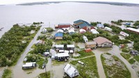 Banjir merendam sejumlah bangunan di pinggir Sungai Kuskokwim, Napakiak, Alaska.