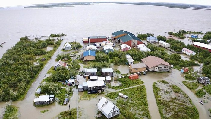 Banjir melanda Napakiak, Alaska, Amerika Serikat.