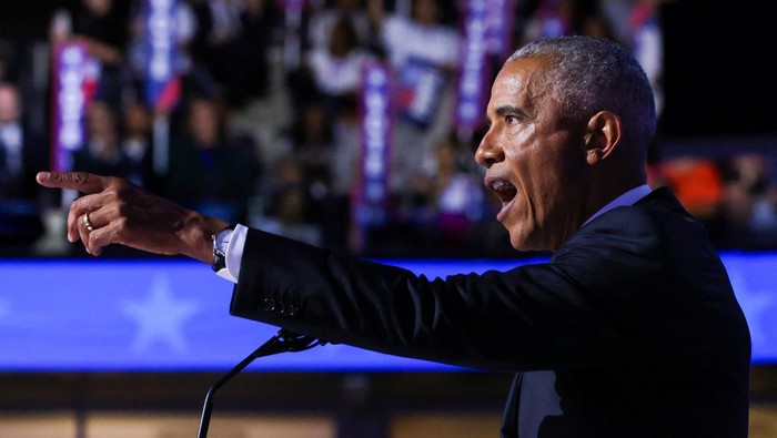 Former U.S. President Barack Obama gestures as he speaks during Day 2 of the Democratic National Convention (DNC) in Chicago, Illinois, U.S., August 20, 2024. REUTERS/Alyssa Pointer
