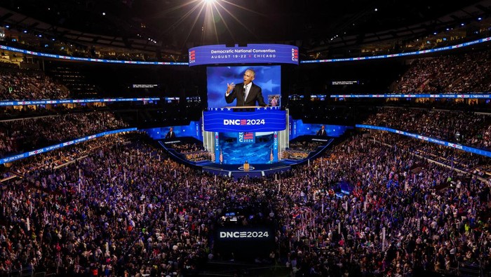 Barack Obama 'Turun Gunung', Siap Kampanye untuk Kamala Harris Former U.S. President Barack Obama gestures as he speaks during Day 2 of the Democratic National Convention (DNC) in Chicago, Illinois, U.S., August 20, 2024. REUTERS/Alyssa Pointer