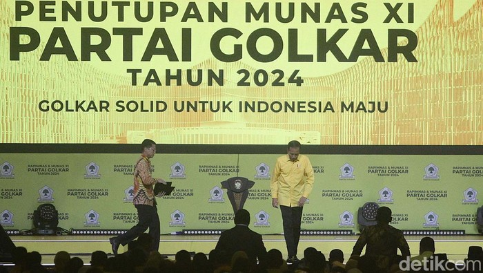 Berkemeja Kuning Jokowi Resmi Menutup Munas XI Golkar Presiden Joko Widodo resmi menutup Munas Golkar XI di Jakarta, Rabu (21/8/2024). Jokowi tampak memakai kemeja kuning.