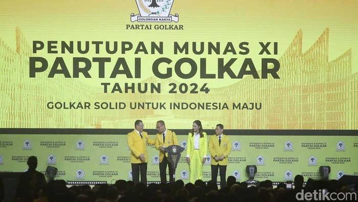 Presiden Joko Widodo resmi menutup Munas Golkar XI di Jakarta, Rabu (21/8/2024). Jokowi tampak memakai kemeja kuning.