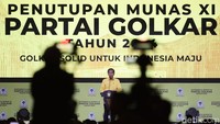 Jokowi tampil berkemeja kuning saat menutup Musyawarah Nasional (Munas) XI Partai Golkar.