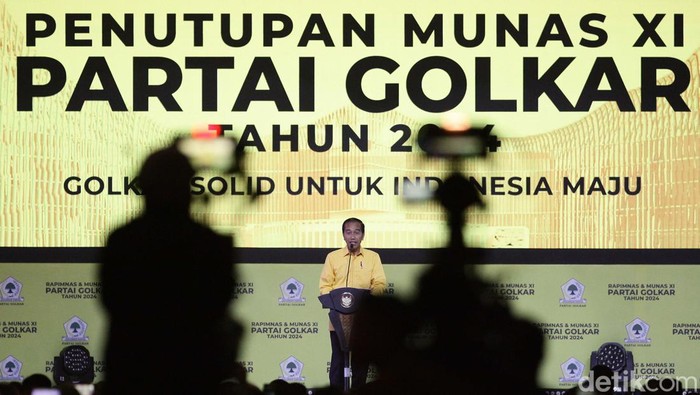 Berkemeja Kuning Jokowi Resmi Menutup Munas XI Golkar Presiden Joko Widodo resmi menutup Munas Golkar XI di Jakarta, Rabu (21/8/2024). Jokowi tampak memakai kemeja kuning.