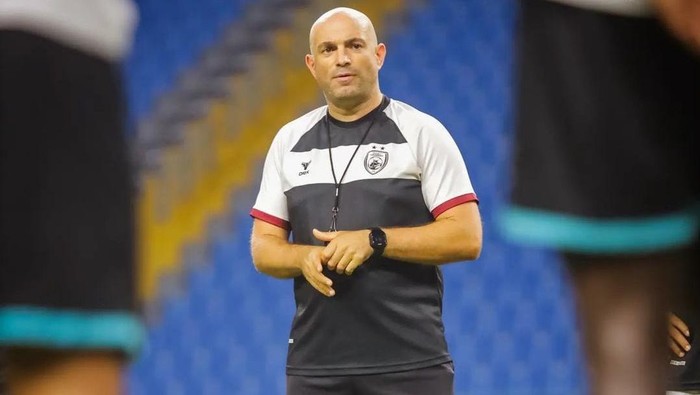 Bernardo Tavares memimpin latihan PSM Makassar jelang melawan BG Pathum United di ASEAN Club Championship 2024/2025.