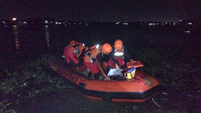 Bocah di Palembang, Sultan Arsih (7) dilaporkan hilang di Sungai Musi. Hingga kini, Basarnas masih melakukan pencarian.